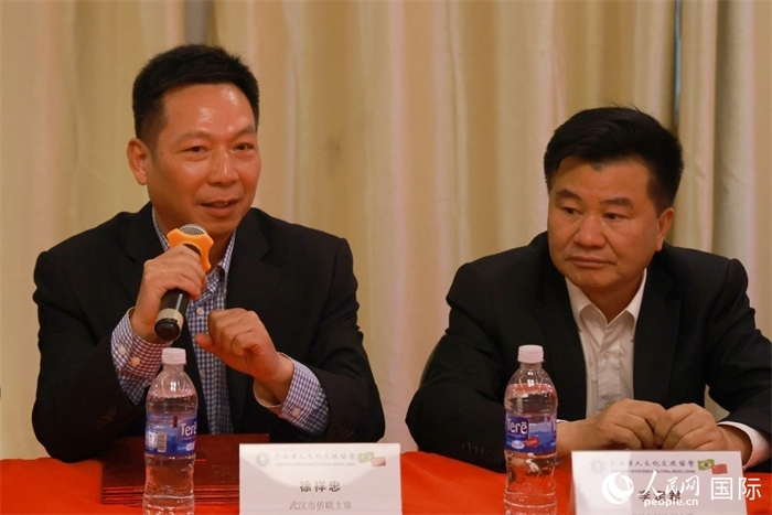 武漢市僑聯(lián)主席徐祥忠（左）在座談會上致辭。人民網(wǎng)記者 陳海琪攝