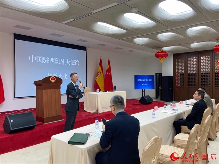 中國(guó)駐西班牙大使姚敬在僑界法治講座上致辭。人民網(wǎng)記者 范劍青攝