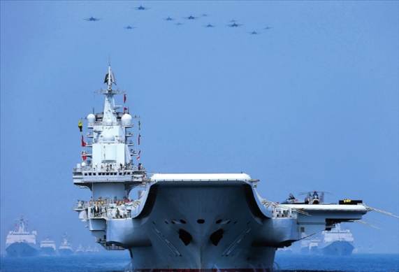 制空作戰(zhàn)梯隊(duì)飛越航母編隊(duì)上空（2018年攝）。 張雷攝