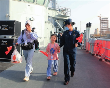 海軍軍艦赴蘇丹緊急撤離我在蘇丹人員。圖為海軍官兵帶領(lǐng)同胞登艦（2023年4月26日攝）。丁家興攝