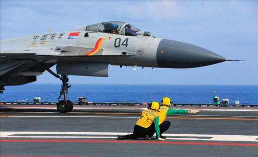 遼寧艦起飛助理作出放飛手勢(shì)，殲-15艦載戰(zhàn)斗機(jī)起飛（2020年4月攝）。張凱攝