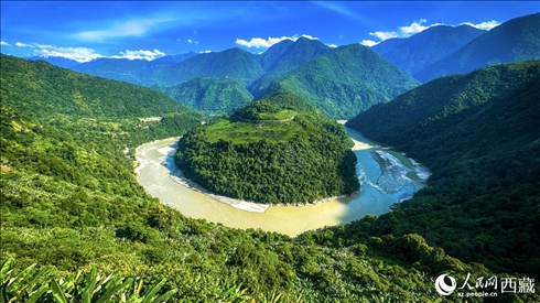 風(fēng)景秀麗、植被繁茂的西藏林芝市墨脫縣果果塘大拐彎。人民網(wǎng)記者 次仁羅布攝