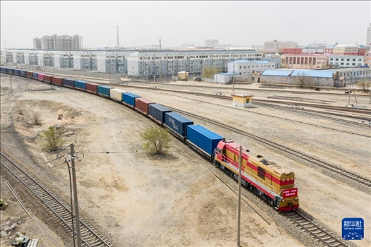 4月21日，中歐班列緩緩駛出二連浩特鐵路口岸（無(wú)人機(jī)照片）。 新華社發(fā)（張海峰攝）