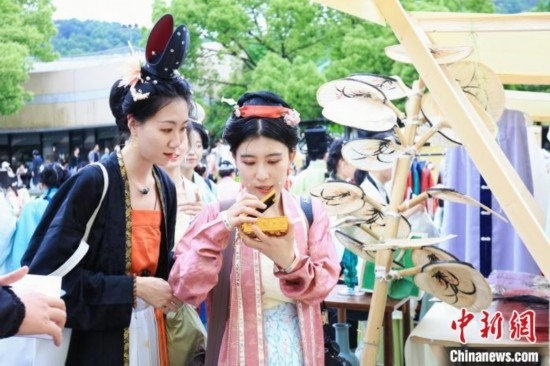 漢服愛好者逛集市。中國絲綢博物館 供圖