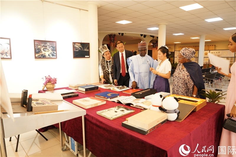 來賓參觀“文房四寶”及書法作品典籍 人民網記者姜宣攝
