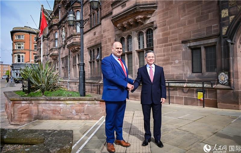 圖為中國駐英國大使鄭澤光在考文垂市政廳會見現(xiàn)場。人民網(wǎng) 郭錦標(biāo)攝