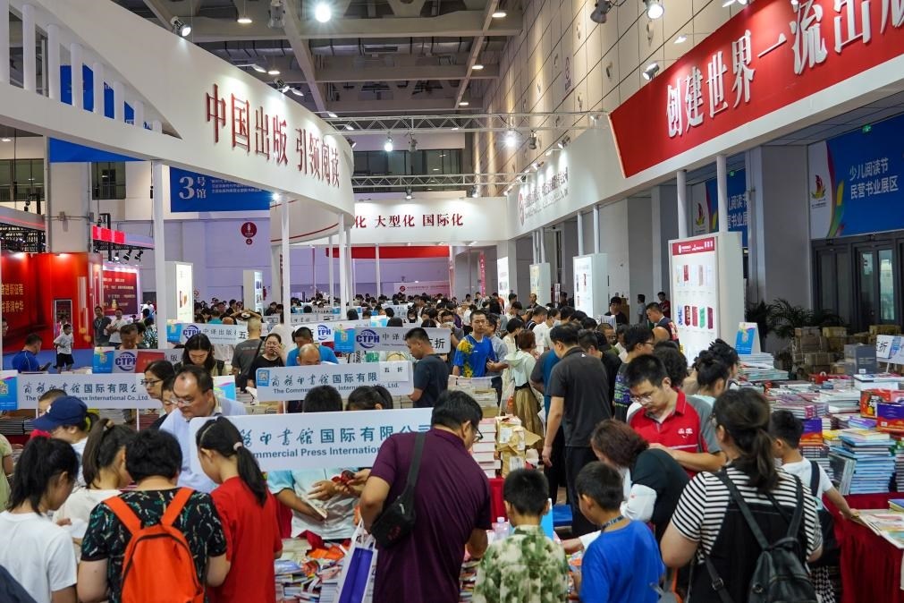 2023年7月31日，在第31屆全國圖書交易博覽會上，讀者在閱覽選購新書。新華社記者 朱崢 攝