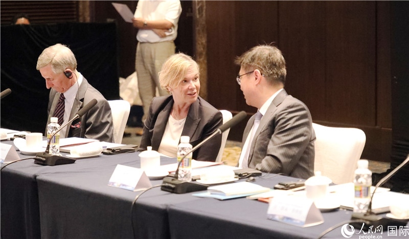 宣介會上，中外官員親切交談。人民網(wǎng)記者趙益普攝