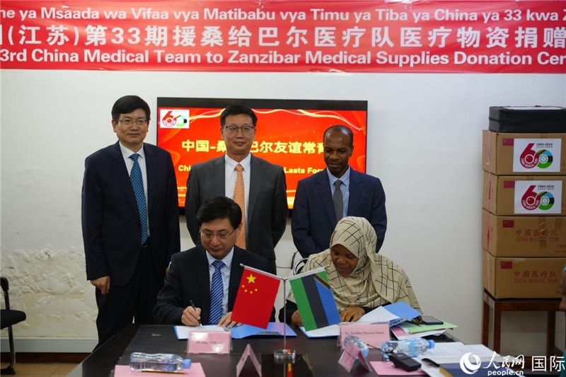 江蘇省蘇北人民醫(yī)院黨委書記束余聲與桑衛(wèi)生部首席秘書哈比巴簽署捐贈(zèng)書