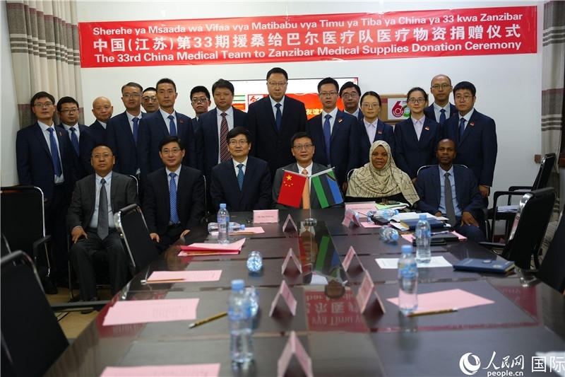 中非雙方代表及醫(yī)療隊(duì)在捐贈(zèng)現(xiàn)場(chǎng)合影。中國(guó)援桑醫(yī)療隊(duì)供圖