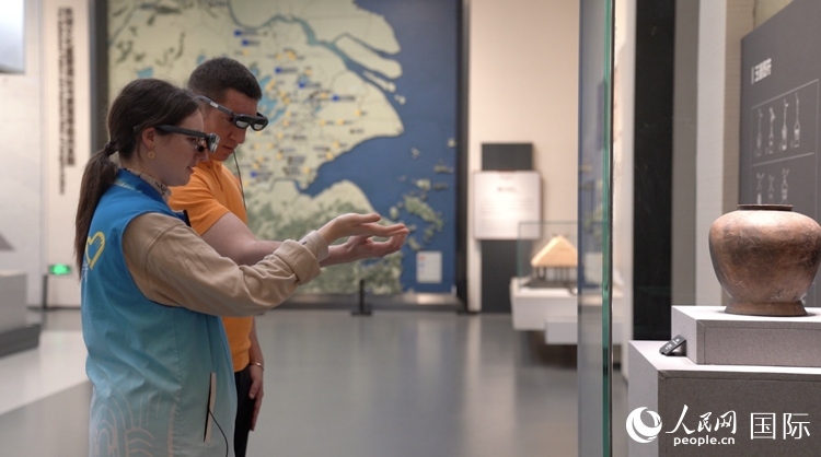 人民網(wǎng)外籍專(zhuān)家在良渚博物院體驗(yàn)AR眼鏡。人民網(wǎng)記者 袁蒙攝