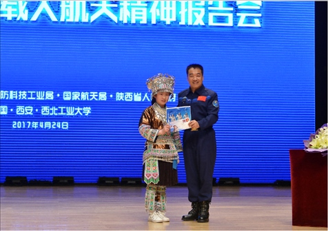 韋知月（化名）在西北工業(yè)大學(xué)與英雄航天員張曉光合影。受訪者供圖