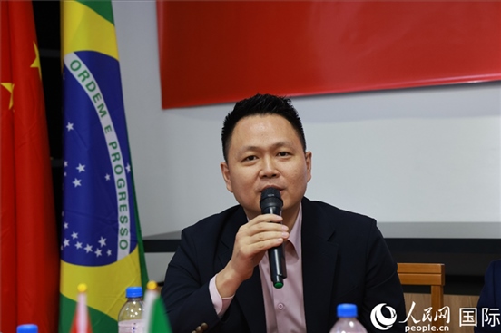 中國(guó)駐里約熱內(nèi)盧總領(lǐng)館副總領(lǐng)事王尉育在座談會(huì)上致辭。人民網(wǎng)記者 陳海琪攝