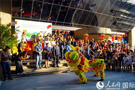 巴西民眾在里約天文館前觀看舞獅表演。四川省文化和旅游廳供圖。