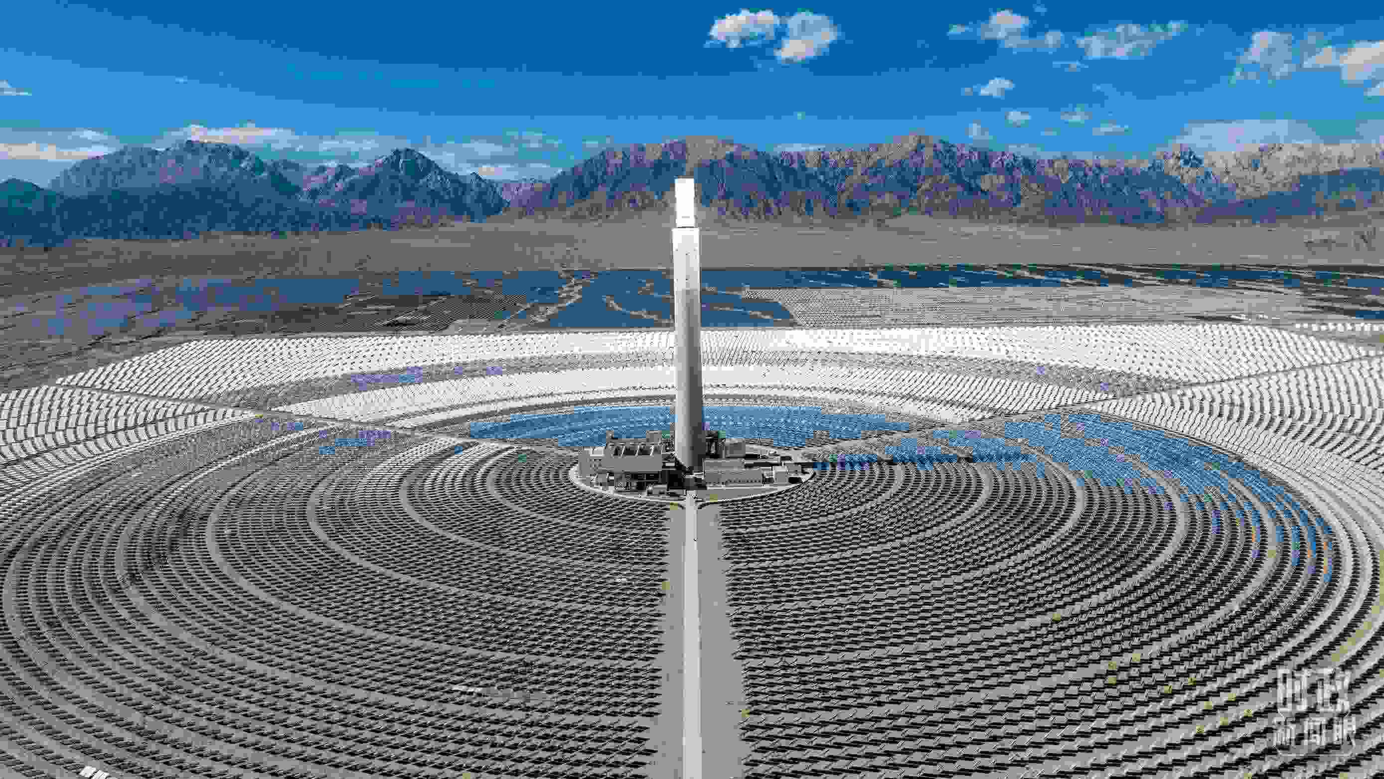 △青海海西德令哈塔式熔鹽儲(chǔ)能光熱發(fā)電廠。（圖/視覺中國(guó)）