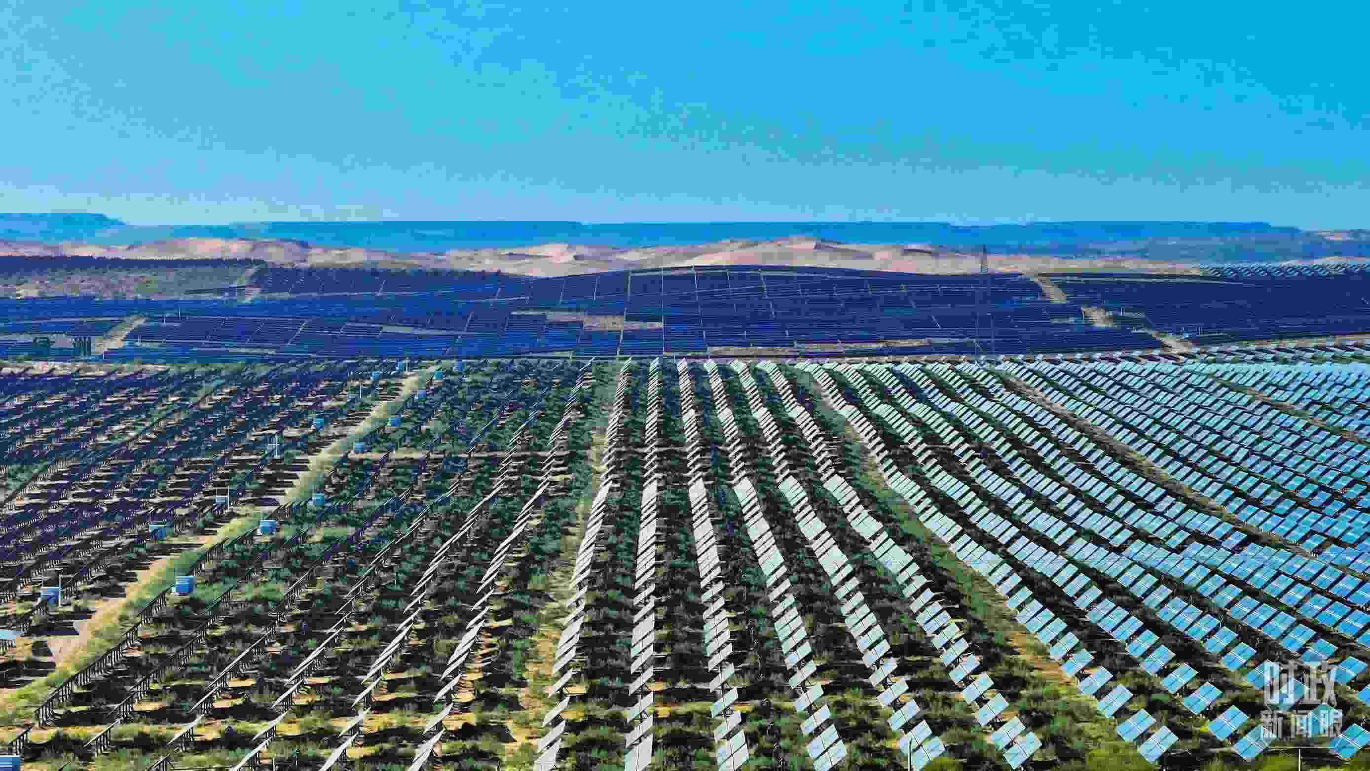 △內(nèi)蒙古鄂爾多斯，庫(kù)布其沙漠新能源基地。（圖/視覺中國(guó)）