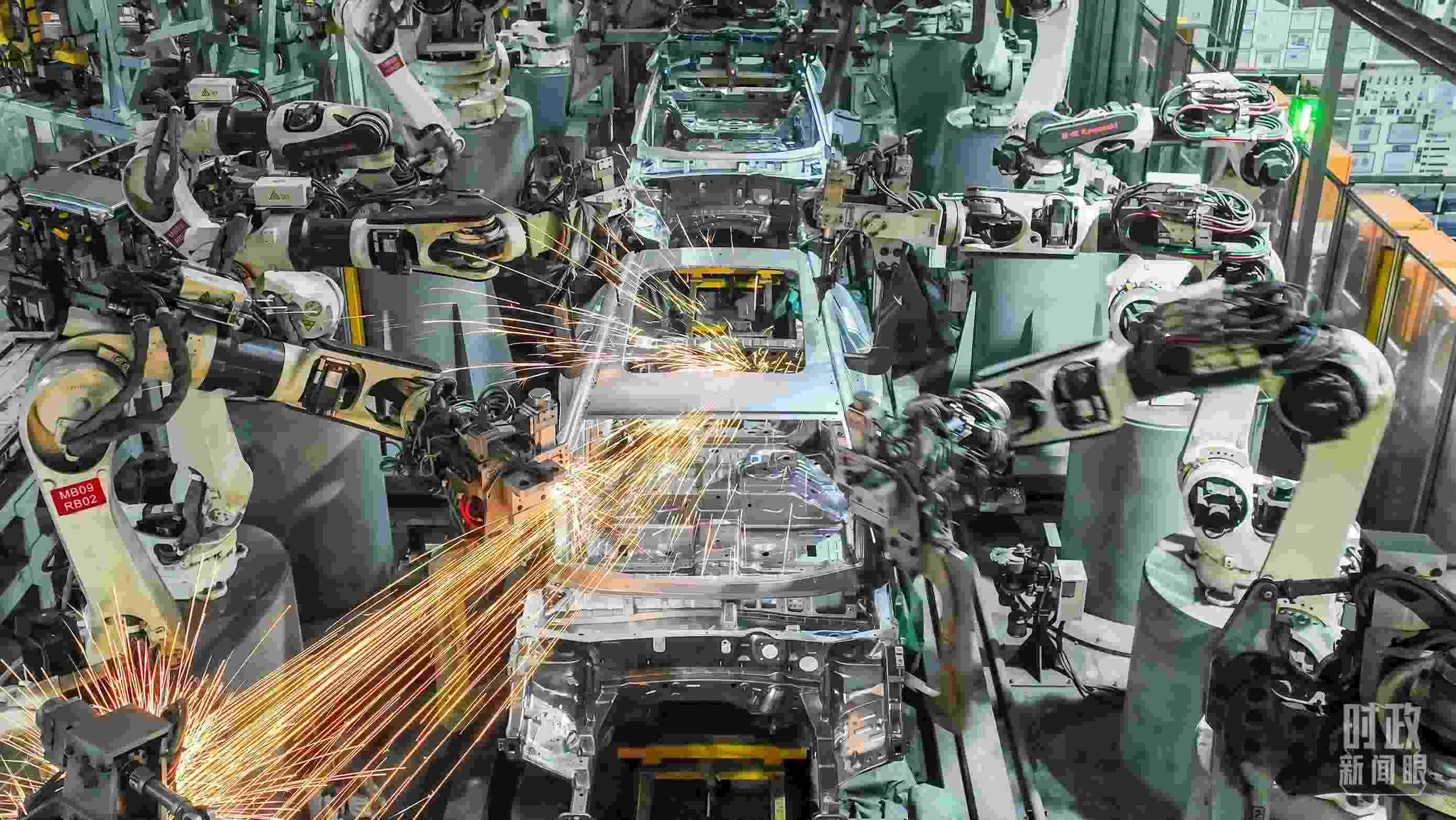  △2024年4月，重慶兩江新區(qū)的一家汽車制造企業(yè)，生產(chǎn)一派繁忙。（圖/視覺中國(guó)）