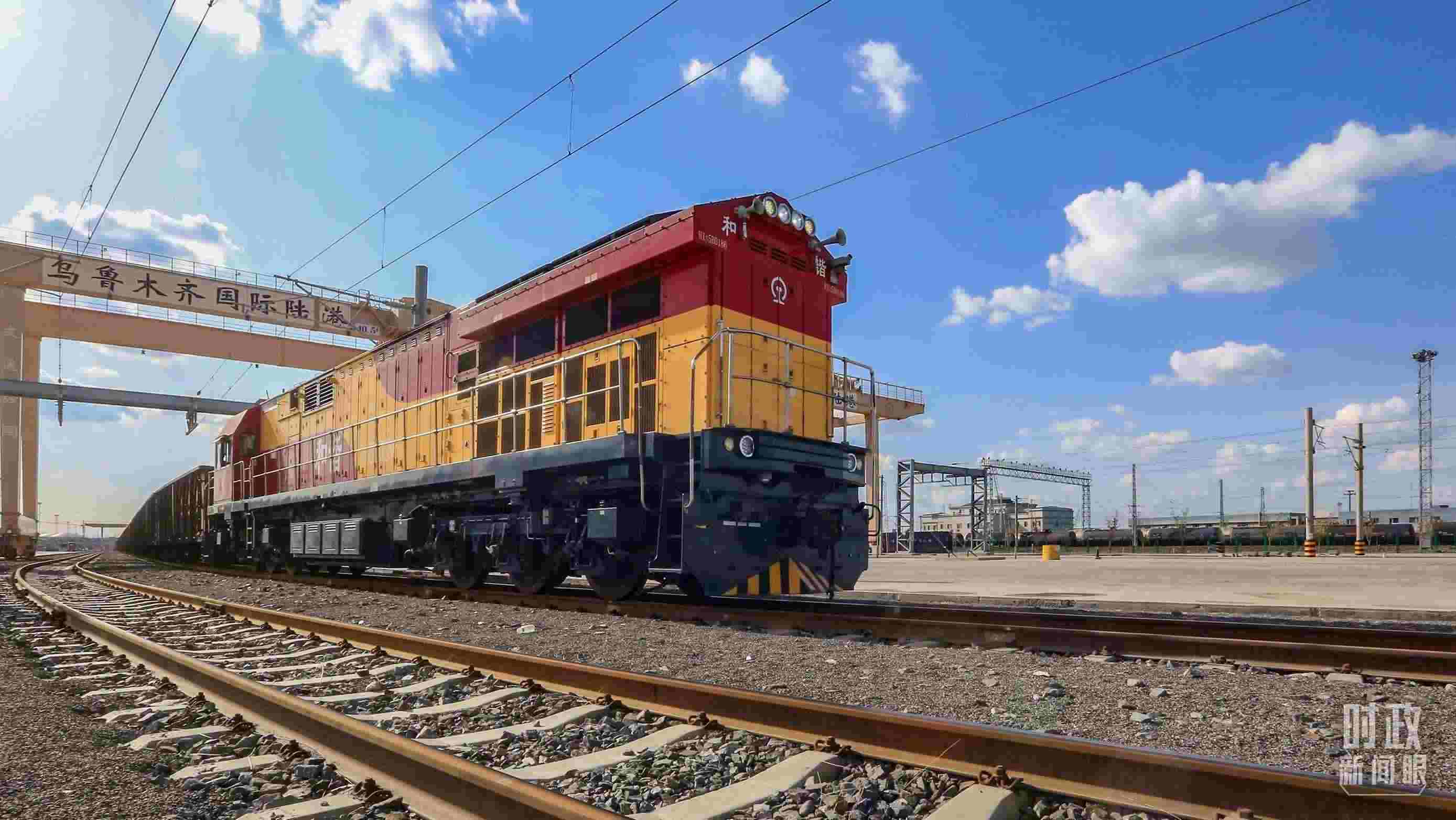 △2024年4月，烏魯木齊國(guó)際陸港區(qū)中歐班列“天山號(hào)”暢行絲路。（圖/視覺中國(guó)）