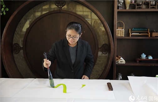 緬甸駐華大使館副館長、公使銜參贊杜欣瑪泰參加《五百筆·瀾湄合作》集體藝術(shù)創(chuàng)作。人民網(wǎng)王婧攝