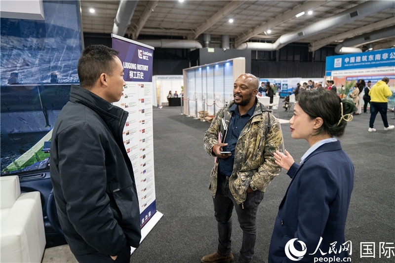 中企工作人員和當(dāng)?shù)厍舐氄呓徽?。希拉茲攝