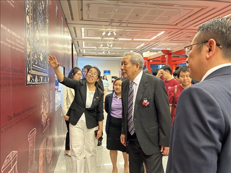 工作人員為泰國(guó)前副總理、泰中文化促進(jìn)委員會(huì)主席披尼講解展覽內(nèi)容。中國(guó)駐泰國(guó)大使館供圖