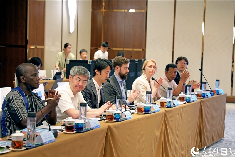 參加產(chǎn)業(yè)對接會的各國駐華使節(jié)。人民網(wǎng)記者趙益普攝