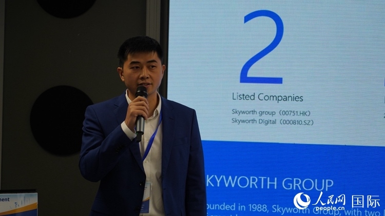 創(chuàng)維南非綠能公司總經理倪亮介紹創(chuàng)維的破圈之路。人民網 劉暢攝