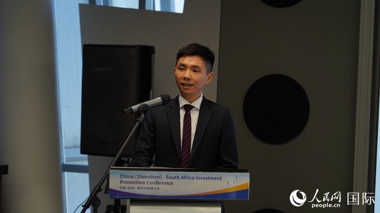 深圳市黃金珠寶首飾行業(yè)協(xié)會副會長李澤鋒介紹深圳市黃金珠寶產業(yè)發(fā)展情況。人民網 劉暢攝