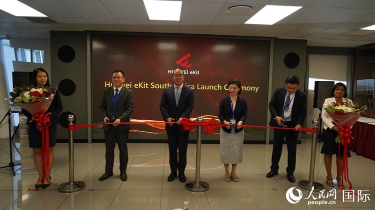 嘉賓出席華為分銷子品牌坤靈出海南非剪彩儀式。 人民網 劉暢攝