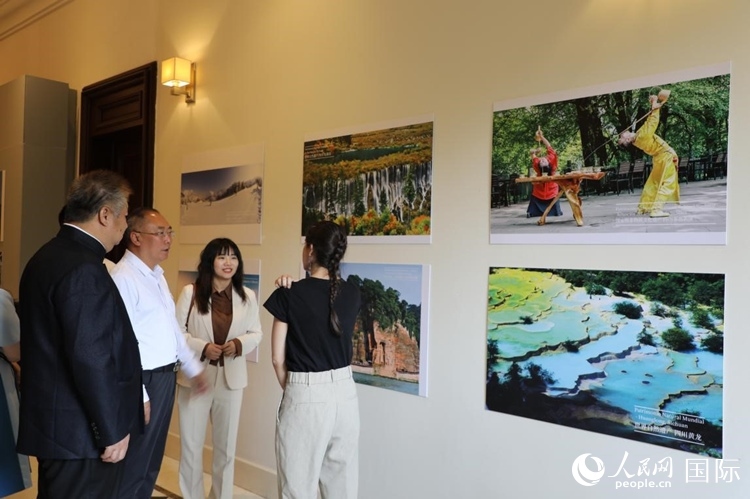 四川省文化和旅游廳副廳長(zhǎng)王成平、墨西哥松林文化中心展覽部主任盧西亞·恩里克斯·岡薩雷斯·薩拉維亞、墨西哥中國(guó)文化中心主任石岳文參觀圖片展。拍攝者為墨西哥分社外籍雇員埃內(nèi)斯托·多明戈斯