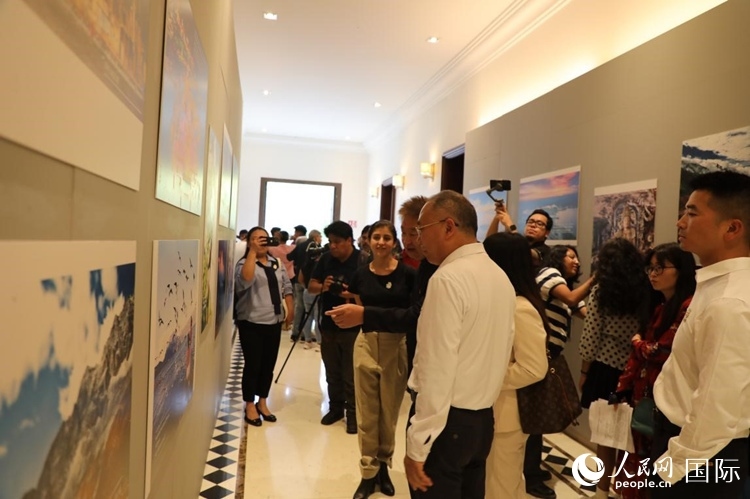 參觀者在圖片展活動(dòng)現(xiàn)場(chǎng)。拍攝者為墨西哥分社外籍雇員埃內(nèi)斯托·多明戈斯