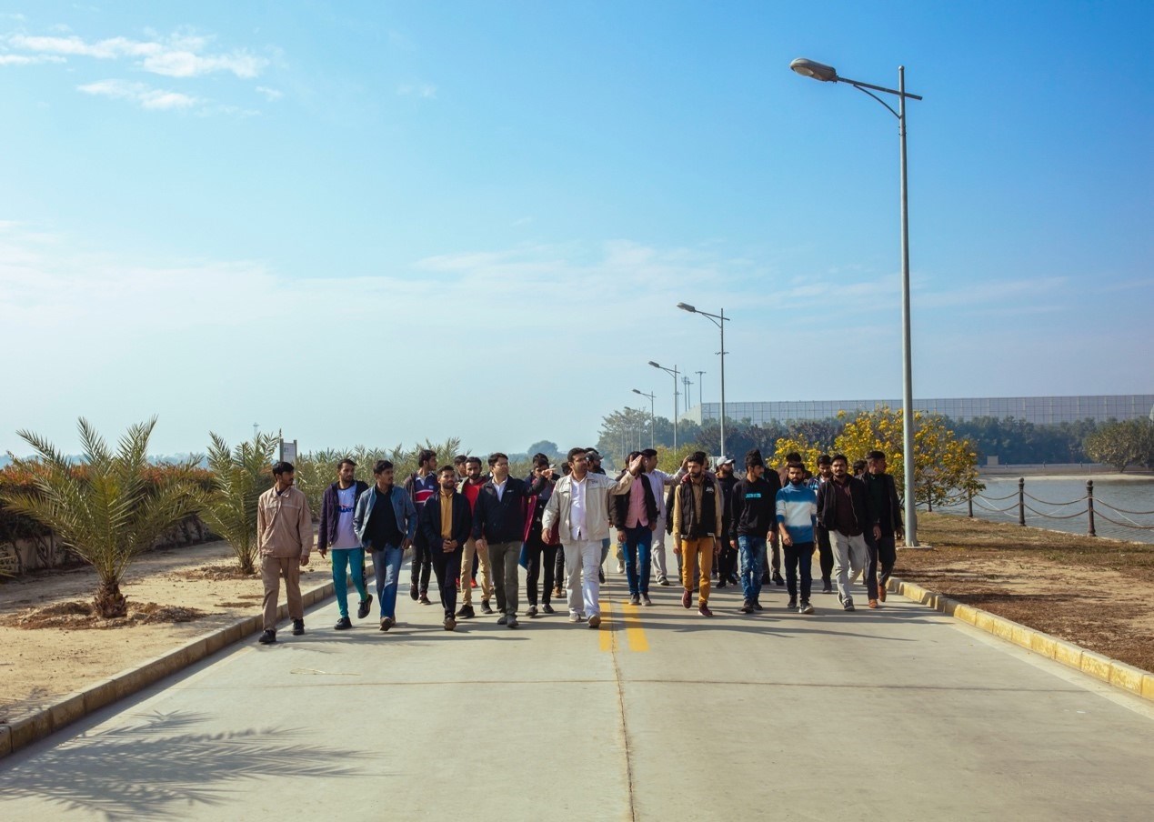 職業(yè)技校學(xué)員參觀中巴經(jīng)濟走廊薩希瓦爾電站。中國華能薩希瓦爾電站 供圖