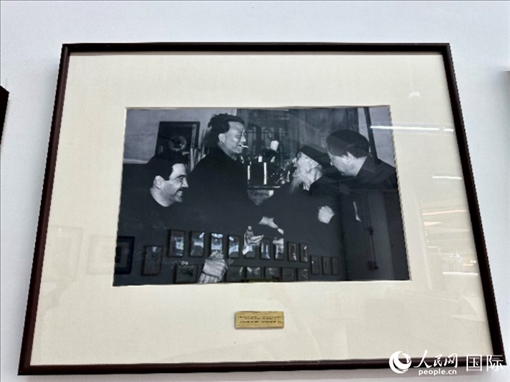萬(wàn)徒勒里（左一）與艾青、蕭三、齊白石的老照片。人民網(wǎng)記者 周雨攝