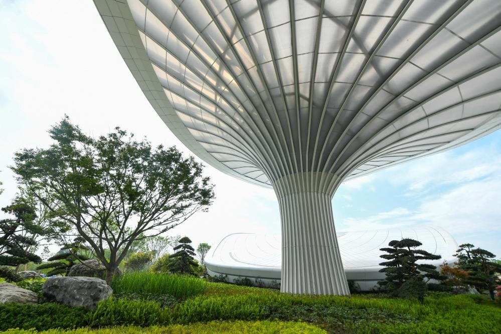 這是2024年4月22日拍攝的成都世園會主會場入口處的“芙蓉花”底部，它兼具收集雨水、循環(huán)利用的功能。新華社記者 王曦 攝