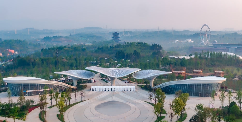 這是成都世園會主會場入口（無人機(jī)照片，2024年4月14日攝）。新華社記者 江宏景 攝