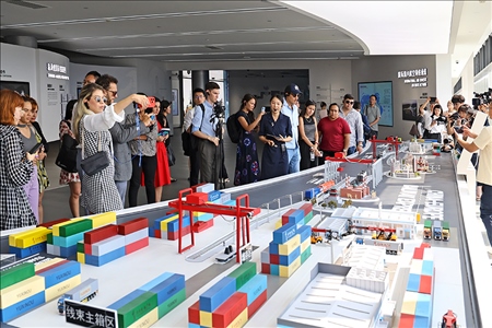 △重慶國際物流樞紐園區(qū)是海內外客商考察重慶內陸開放的打卡地，建有該市最高規(guī)格的開放展示中心。