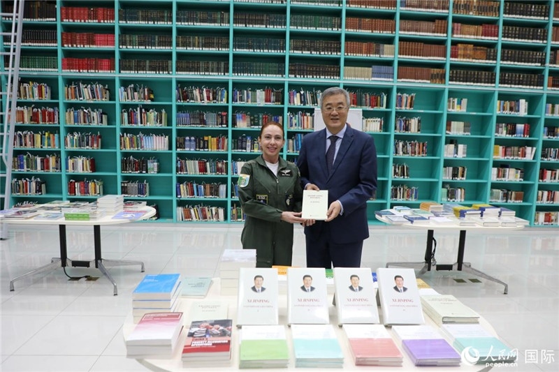 授課后，中國駐巴西大使祝青橋向巴西高等防務(wù)學(xué)院圖書館捐贈(zèng)了150本書籍。圖為祝青橋和巴西高等防務(wù)學(xué)院院長卡拉·利里奧·馬丁斯在圖書捐贈(zèng)儀式上。 人民網(wǎng)記者 陳一鳴攝