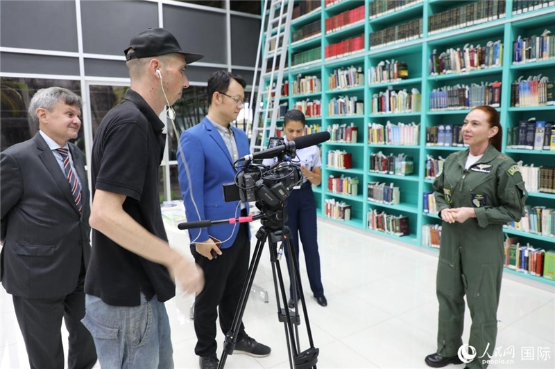 巴西高等防務(wù)學(xué)院院長卡拉·利里奧·馬丁斯接受了人民網(wǎng)的視頻采訪。 人民網(wǎng)記者 陳一鳴攝