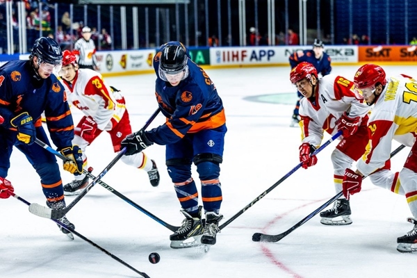 雙方球員爭(zhēng)搶。圖片來(lái)源：國(guó)際冰聯(lián)