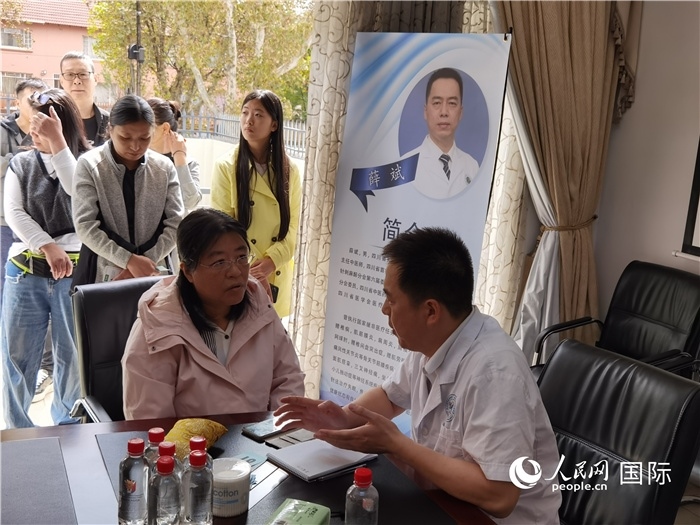 中醫(yī)專家為當(dāng)?shù)厝A僑華人提供中醫(yī)咨詢和診療服務(wù)。 （本報(bào)記者 楊謳 攝）