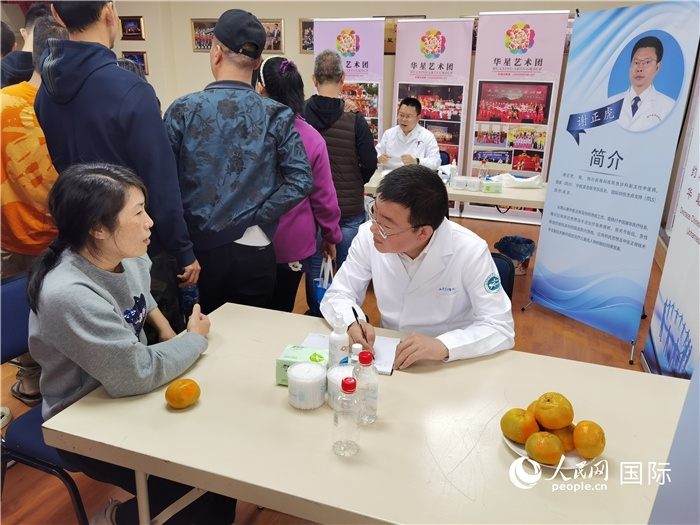 中醫(yī)專家為當(dāng)?shù)厝A僑華人提供中醫(yī)咨詢和診療服務(wù)。 （本報(bào)記者 楊謳 攝）