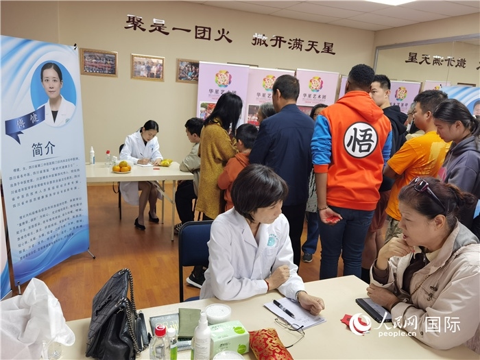 中醫(yī)專家為當(dāng)?shù)厝A僑華人提供中醫(yī)咨詢和診療服務(wù)。 （本報(bào)記者 楊謳 攝）