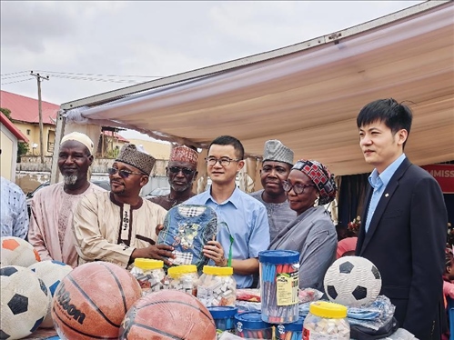 中尼友誼示范校物資捐贈。駐尼日利亞使館供圖