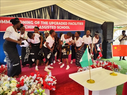 師生們載歌載舞。駐尼日利亞使館供圖