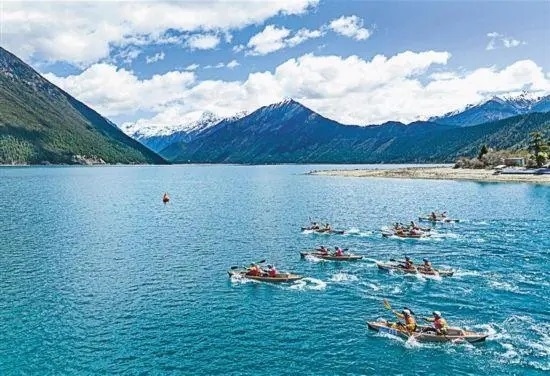 2024年4月20日，2024年巴松措國際漂流公開賽的選手在比賽中。 新華社記者 孫非攝