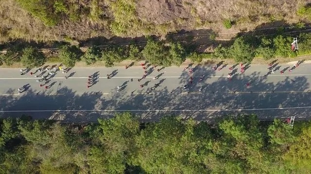 1月6日，健身愛好者在徒步活動(dòng)中（無人機(jī)照片）。新華社記者 黃國保攝