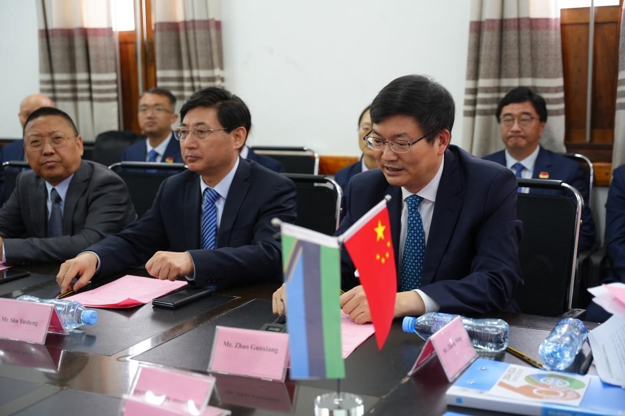 揚(yáng)州市衛(wèi)健委黨委書(shū)記趙國(guó)祥在衛(wèi)生部捐贈(zèng)儀式上發(fā)言。中國(guó)援桑醫(yī)療隊(duì)供圖