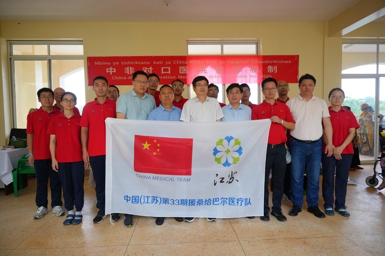 揚(yáng)州市衛(wèi)健系統(tǒng)代表團(tuán)和醫(yī)療隊(duì)在義診現(xiàn)場(chǎng)合影。中國(guó)援桑醫(yī)療隊(duì)供圖