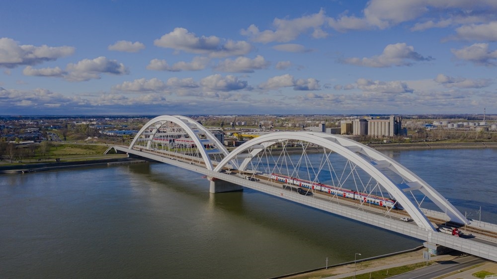 2024年3月12日，一列火車運(yùn)行在匈塞鐵路塞爾維亞境內(nèi)貝諾段諾維薩德多瑙河大橋上（無(wú)人機(jī)照片）。新華社發(fā)（任衛(wèi)云攝）