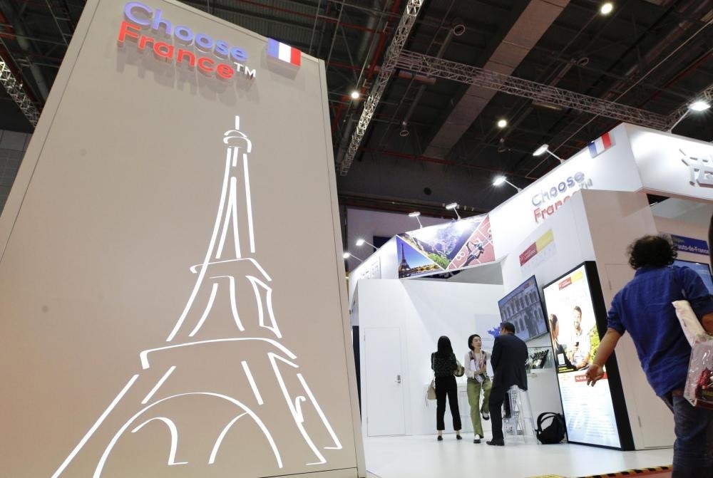 2019年11月5日，第二屆中國(guó)國(guó)際進(jìn)口博覽會(huì)在上海國(guó)家會(huì)展中心開幕。這是參觀者走過法國(guó)國(guó)家館。新華社記者 張玉薇 攝